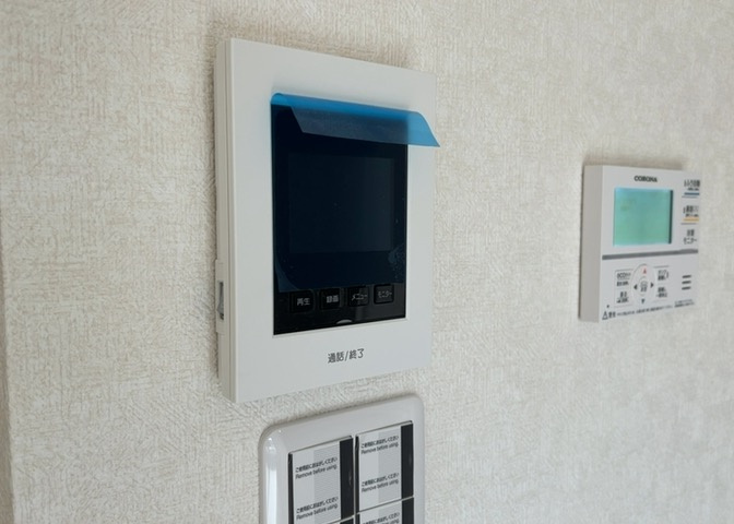 モニターで来訪者を確認して、目的が分からない場合はインターホンを通じて室内から会話することができます。怪しいと感じた場合はインターホン越しにお帰りいただくことができるので、直接会うことがなく安全です。