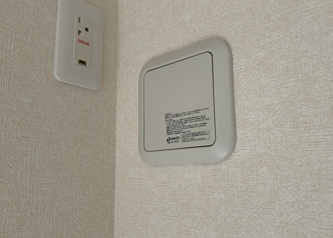 1日中建物内の換気が行われるように設計された仕組みです。気密性の高い住宅は、家に籠った空気でシックハウス症候群になる可能性がありますが、24時間換気システムであれば計画的な換気で対策が可能です。