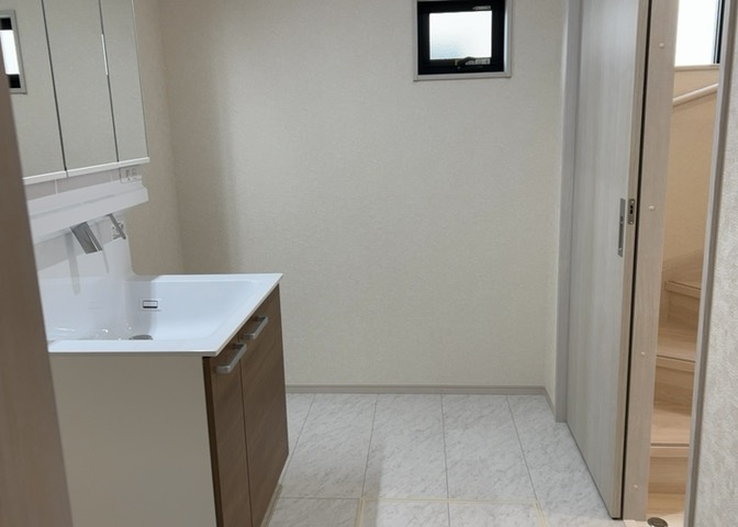 多くの戸建て住宅で見かける洗面脱衣所は、洗面台と洗濯機が2畳ほどのスペースに並べられていて、洗面所が脱衣所を兼ね備えている間取りが一般的です。お客様が利用することもある、パブリックな空間でもあります。