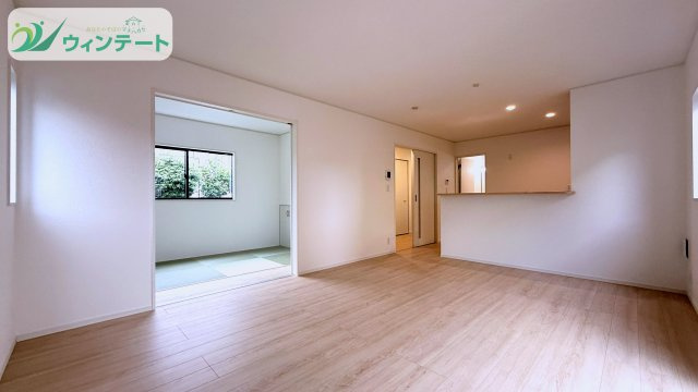 ナチュラルカラーで統一された落ち着いたLDK。対面キッチンで家族との距離がぐっと近づきます。