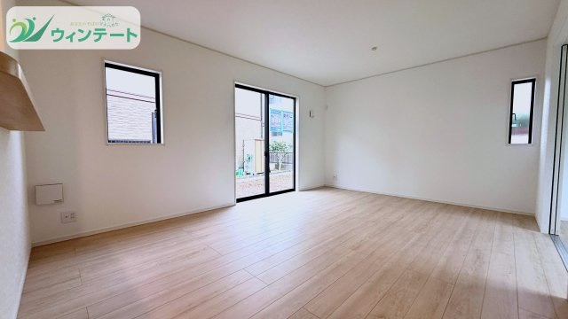 対面キッチンからはリビング全体が見渡せ、小さなお子さまがいても安心。家族の絆を深める空間です。