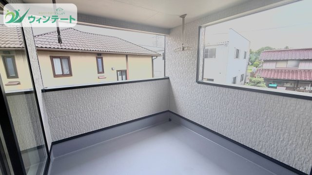 ワイドなバルコニーで、洗濯物や布団もまとめて干せます。毎日の家事がラクになるうれしいスペースです。