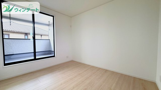 バルコニーに面した洋室は、開放感と明るさが魅力。読書やリモートワークにもぴったりの心地よい空間です。