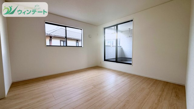各居室はしっかりとした広さがあり、ベッドやデスクを置いても開放感を感じられる空間設計です。