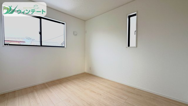 全室にしっかり採光を確保した明るい洋室。収納スペースもあり、家族それぞれのプライベート空間として快適に過ごせます。