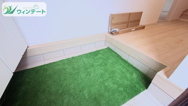 家族の「ただいま」と「おかえり」が響く明るい玄関。木の質感がやさしく迎えてくれます。