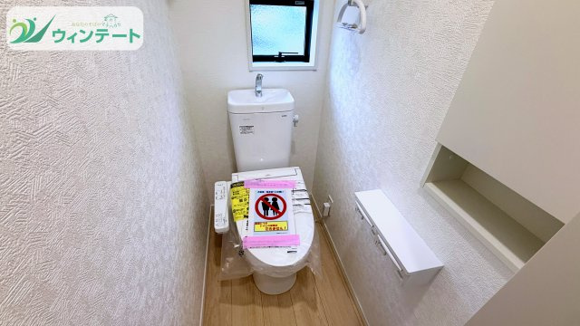 明るく清潔感のあるトイレ。節水タイプで環境にもやさしく、家計にも嬉しい設備です。