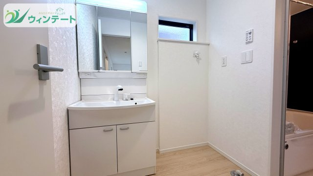 お手入れがしやすい洗面台。清潔感あるホワイトカラーで、明るく爽やかな空間です。
