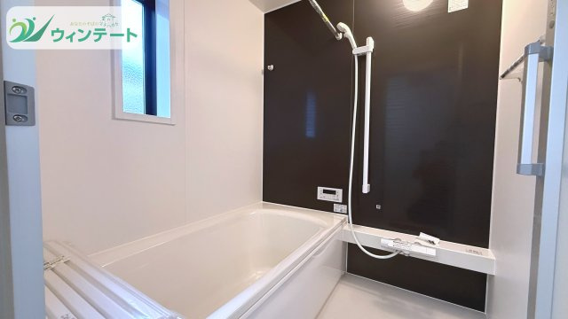 浴室暖房乾燥機付きで冬も暖かく、雨の日の洗濯にも便利。追い焚き機能も搭載し、いつでも快適な温度で入浴できます。