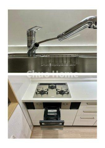 【キッチン水栓】キッチン水栓はシャワーヘッドが伸びますのでシンクの隅々まで届きます。【三ツ口コンロ】奥様に好評な三ツ口コンロと魚焼きグリルです。