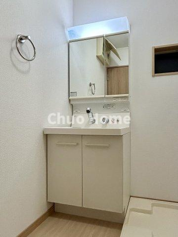 【洗面化粧台】洗面化粧台には三面鏡を採用。身だしなみを整えやすい事はもちろんですが、鏡の後ろに収納スペースを設ける事により、散らかりやすい洗面スペースをすっきりさせる事が出来るのも嬉しいですね