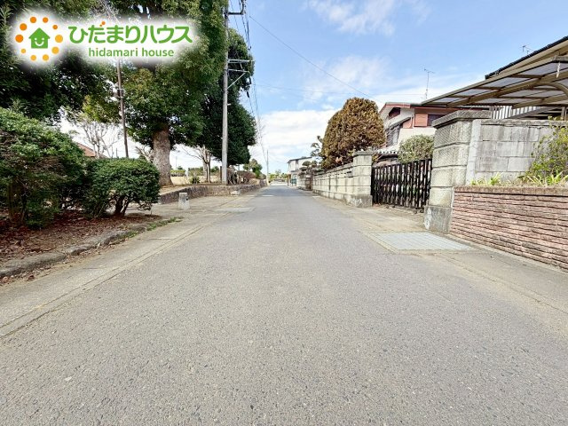 閑静な住宅地なので、幹線道路や大通りに面していないので大型車が通ることが少なく静かです。