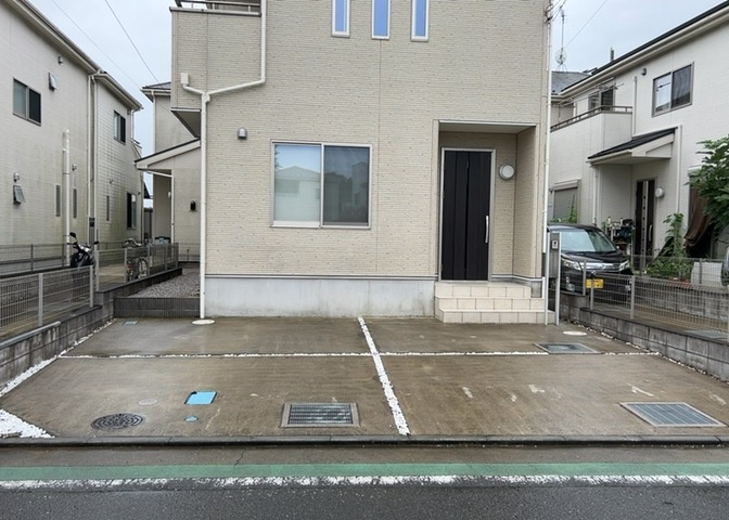 敷地内にはお車を最大3台まで駐車可能なカースペースを完備しています。セカンドカーの所有や来客時の対応にも困りません。お持ちの車種の駐車サイズについては、ぜひ現地の見学会にてお確かめください。