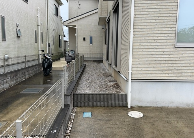南西側に位置する南庭は、陽当たりが良く開放感あふれるスペースです。お子様の遊び場やペットとの触れ合いの場、ガーデニングや家庭菜園を楽しむなど、戸建てならではの豊かな屋外ライフを満喫していただけます。