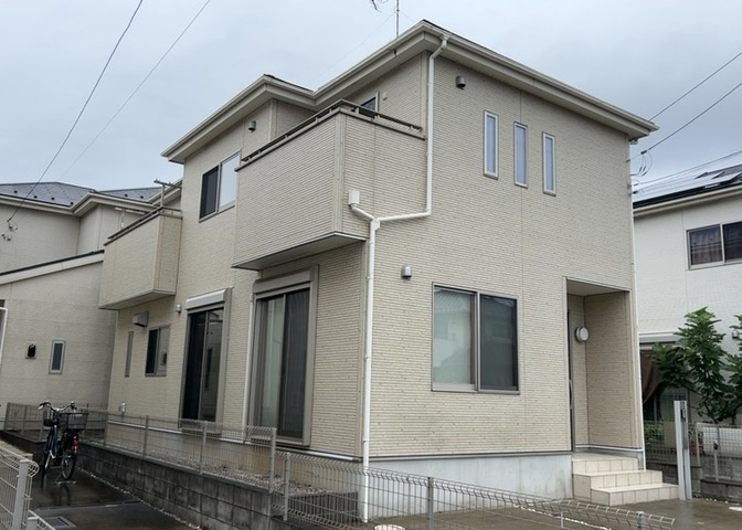 愛甲郡愛川町中津の平坦地に立つ、延床面積101.84？の4LDK中古一戸建て。周囲は開発分譲地内の落ち着いた街並みで、子育て世代にぴったりな住環境が整っています。いつでも内覧のお問い合わせをどうぞ。