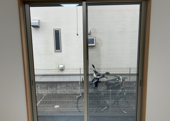 室内は全室クロスや床が張り替えられたリフォーム済み仕様です。サッシや建具の納まりも良く、断熱性や気密性にも優れています。新生活を気持ちよくスタートできる綺麗な室内仕上がりを現地でお確かめください。