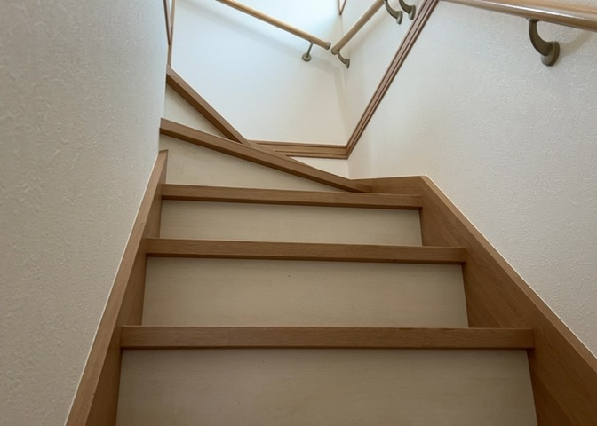 木造2階建てのしっかりとした造りと、綺麗な内装が魅力的なお部屋です。明るいフローリング仕様となっており、お掃除がしやすいのも嬉しいポイント。家具の配置がしやすいすっきりとした室内設計です。