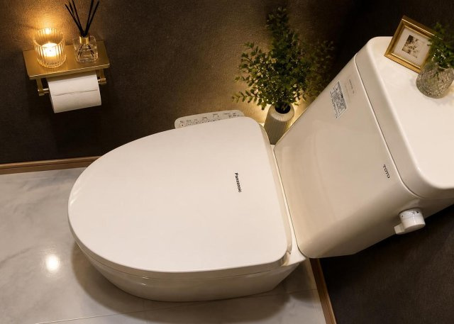 快適に使用できる温水洗浄便座付きのトイレです。本物件は1階と2階の合計2ヶ所にトイレが設置されているため、朝のラッシュ時や夜間のご利用時にも便利です。リフォーム済みで清潔に保たれています。