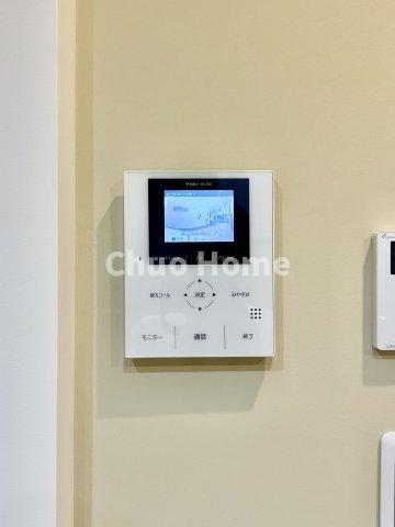 【モニターホン】誰が来たかすぐにわかるカラーモニター付きインターホン。通話ボタンを押すまでは室内の音は漏れていませんので相手を確かめてから応対できます。