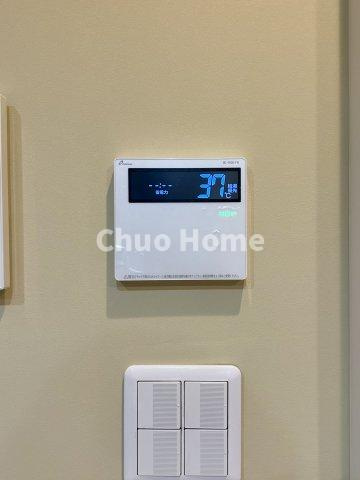 【給湯リモコン】外での一日を忘れさせてくれるオートバス機能でお好みの湯量・温度に調整された浴槽。