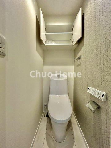 【トイレ】　収納スペースをしっかりと確保した温水洗浄便座機能付きトイレ。温水洗浄便座は清潔にお使いいただくための大切なアイテムです。