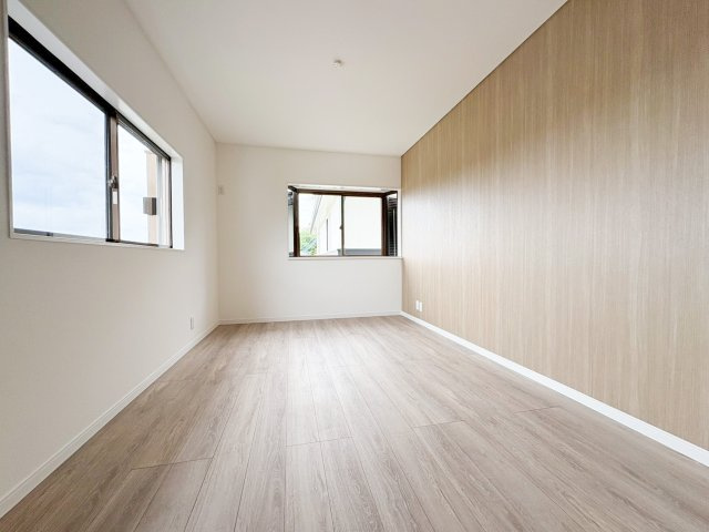 二面採光で明るい洋室です