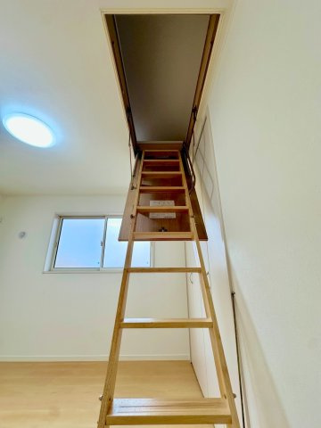 洋室5.2帖には屋根裏収納つき