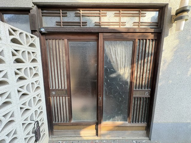 格子戸が印象的な、趣を感じさせる玄関。採光も確保され、日中は明るさを感じられる空間です。建具を活かしつつ手入れを施すことで、味わい深い玄関として、住まい全体の雰囲気を引き立てます。