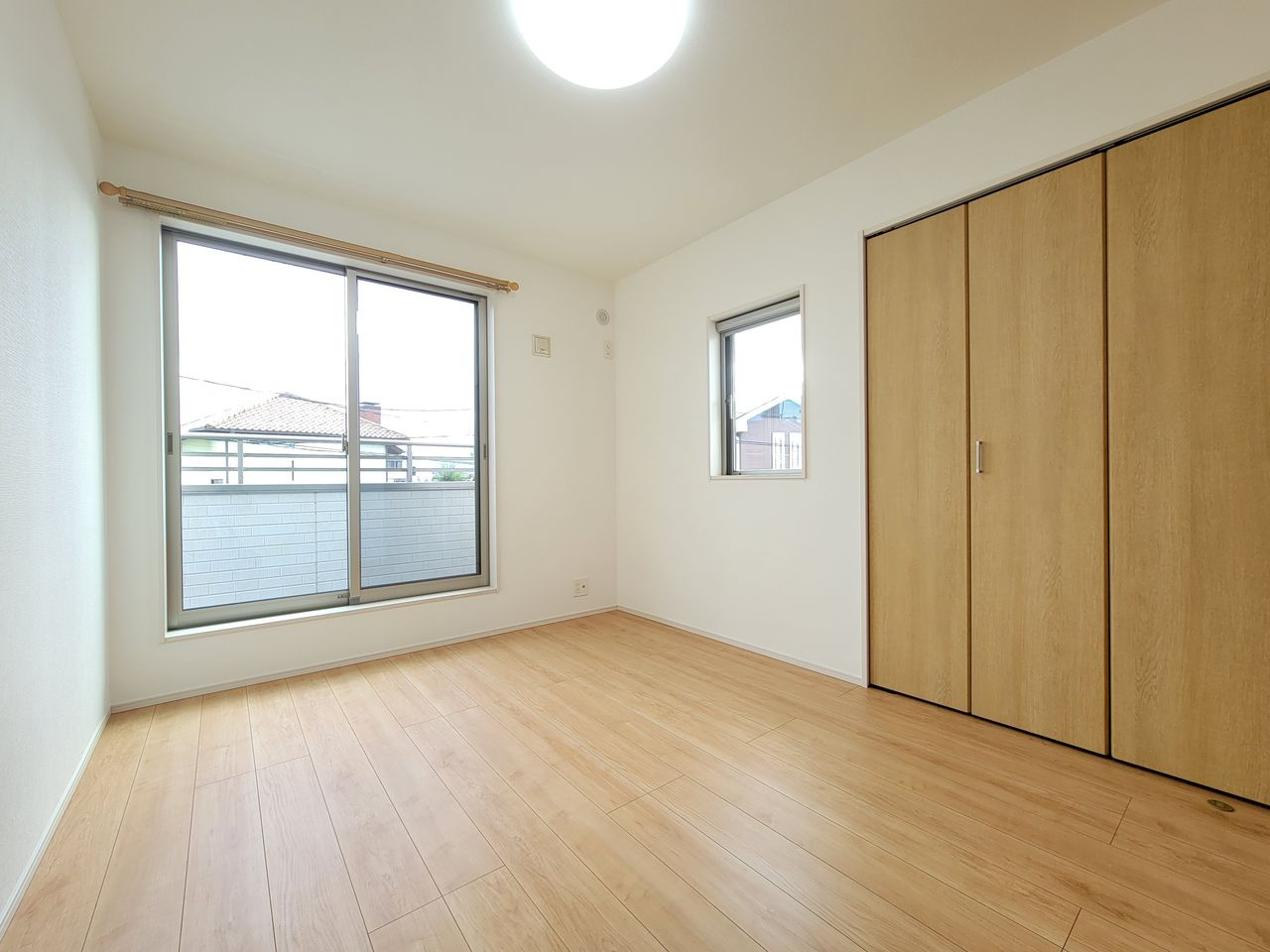 2階南側6帖洋室　バルコニーへのアクセス可能