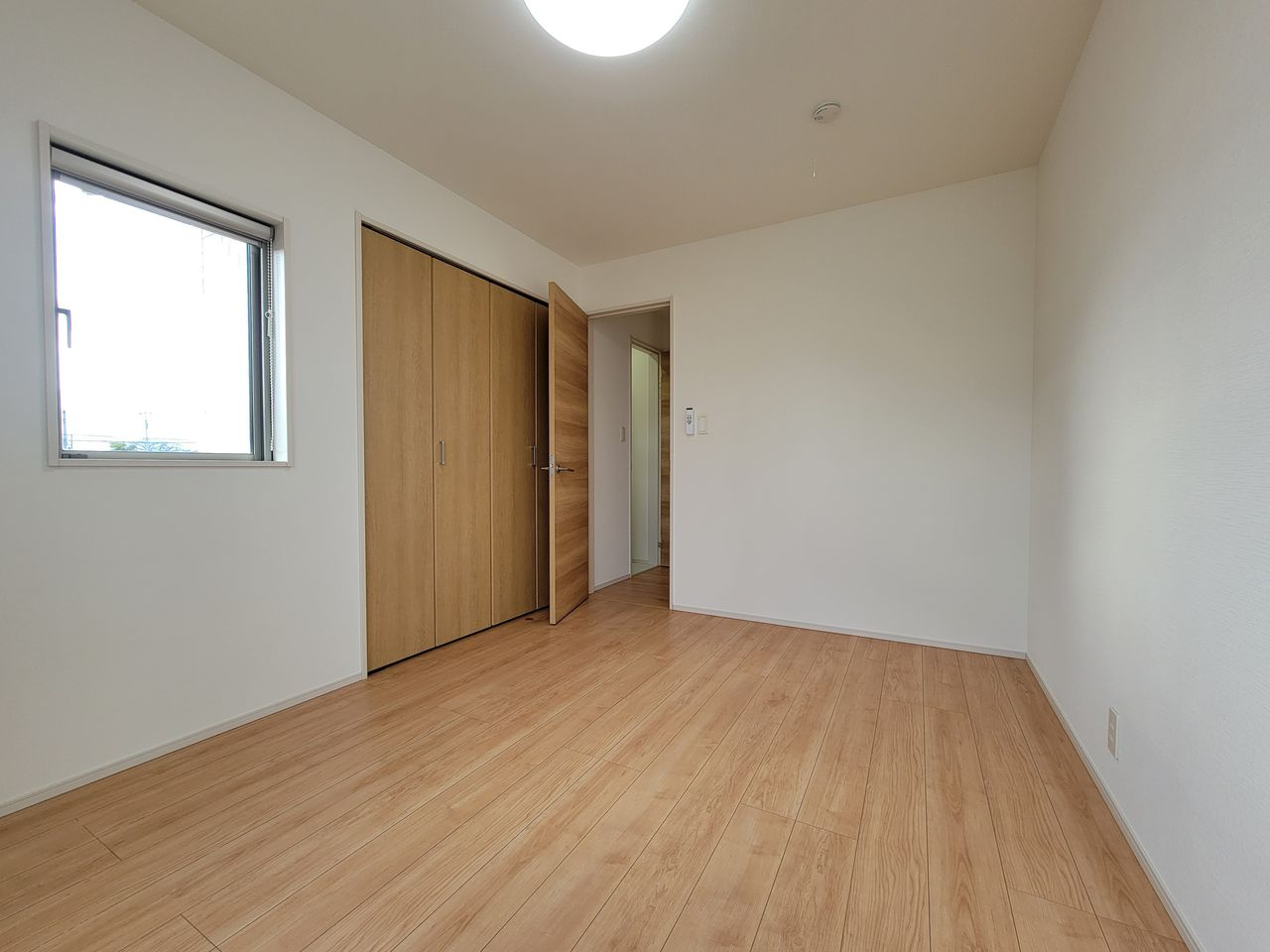 2階南側6帖洋室　南に面する明るいお部屋です。