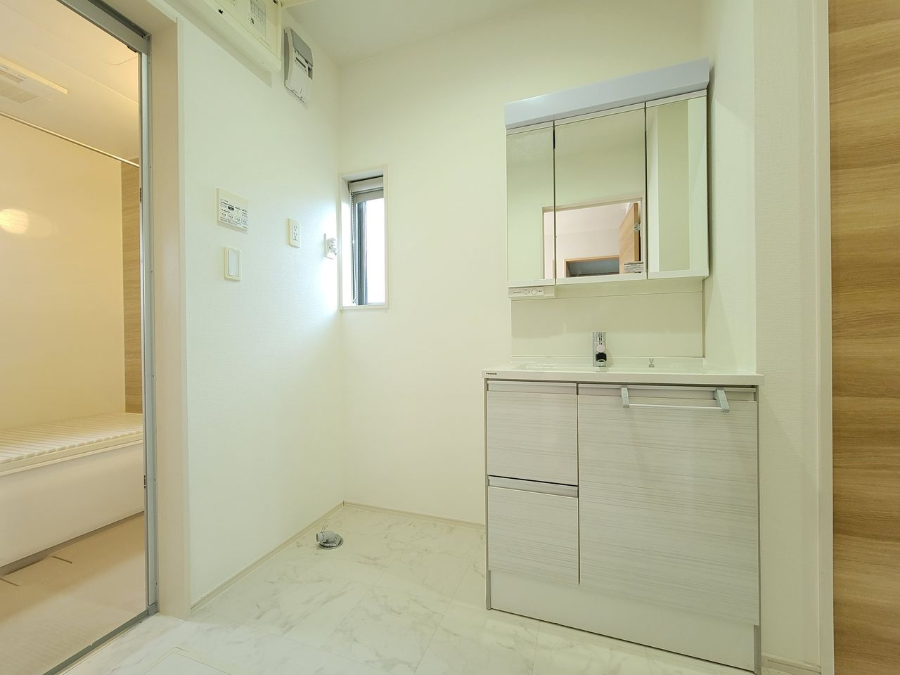 洗面室も広々　収納あり