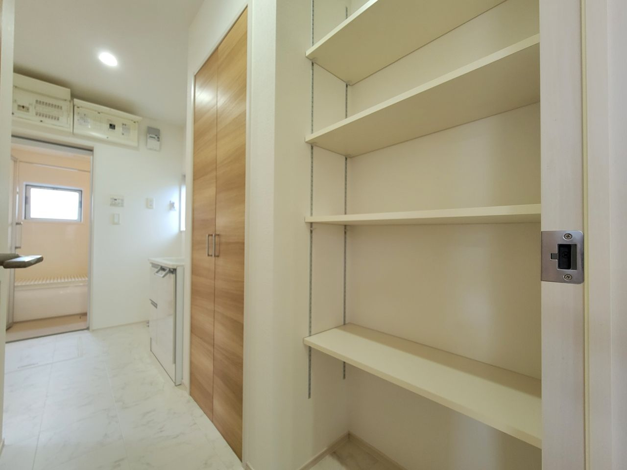 洗面室収納　タオルなどの収納に