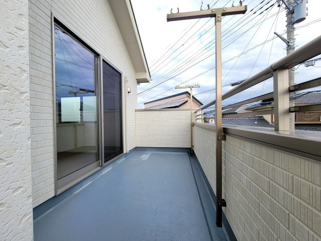 ワイドで奥行きのある日当たりの良いバルコニー