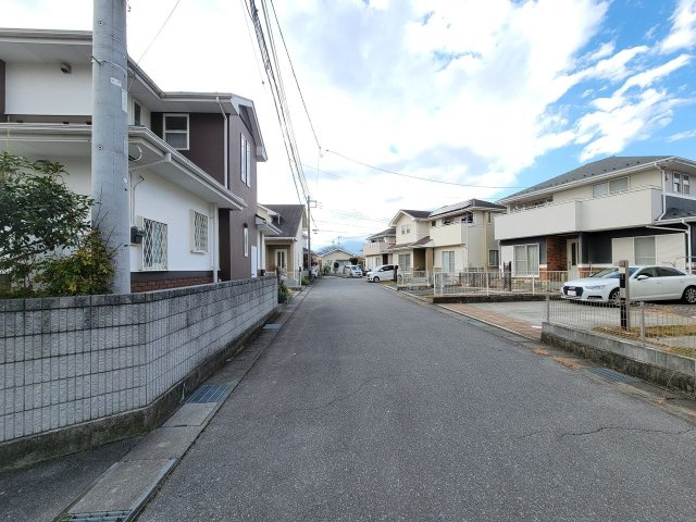 南側の前面道路　幅員6.0ｍで車庫入れも楽々