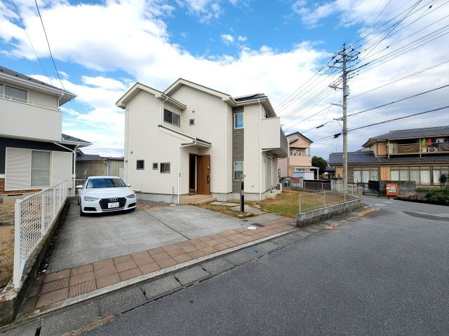 カースペースは3台分+お庭付き