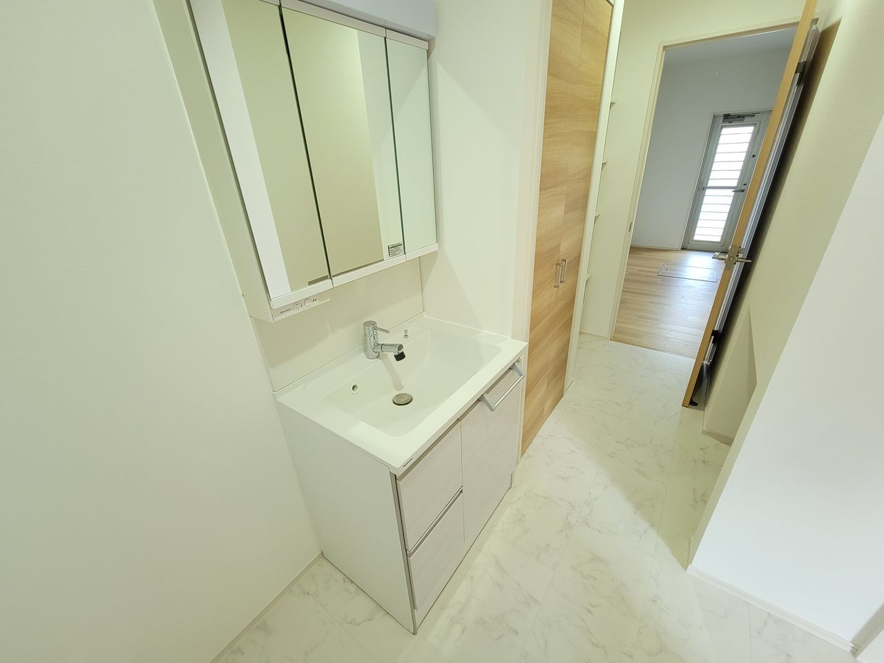 三面鏡仕様の洗面台　綺麗で清潔です。