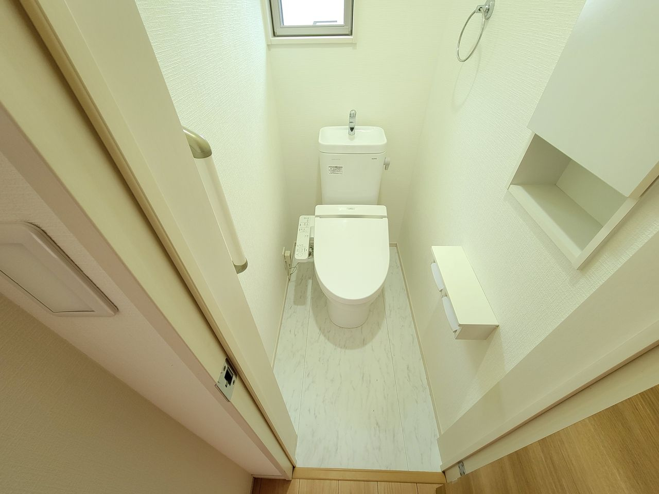 1階トイレ　ウォシュレット・小物入れ・手すり付き