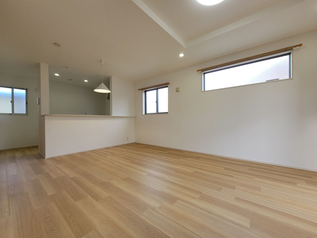 18帖の広々リビング　折り上げ天井仕様で更に開放感あり