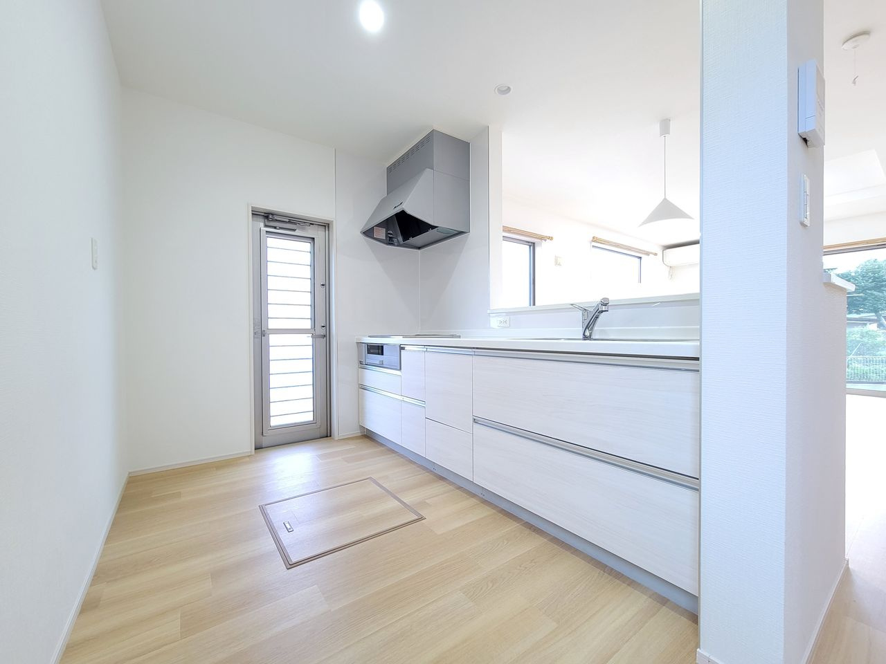 人造大理石トップのキッチン　御勝手口付