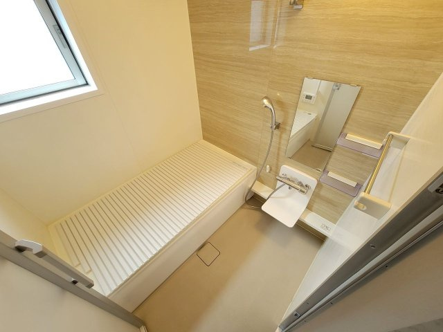 1坪サイズバスルーム　浴室換気乾燥機付き　大変綺麗な状態でまだまだ使用可能です。