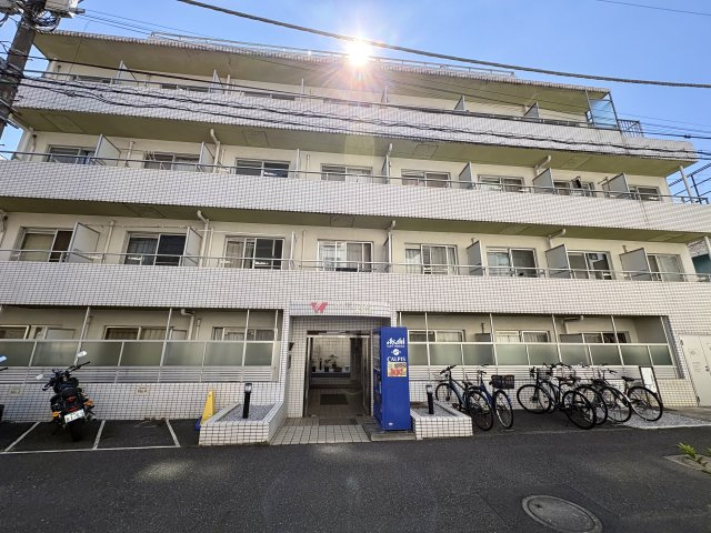 バイク置き場の使用料は無料になっており、自販機がございます！