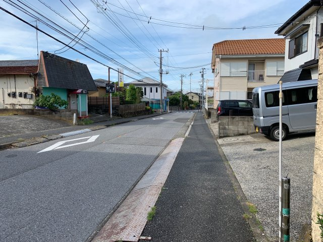 前面道路は約9ｍ公道となっており、見通しが良く小さなお子様の通園・通学も安心です♪　歩道もきちんと整備され暮らしやすい住環境です。　商業施設も近隣に揃っていて毎日のお買い物も安心です。　日当たり良好♪