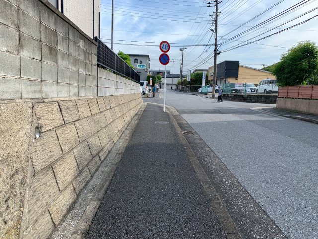 交通量が少ない住宅街なので、お子様も安心して通学出来ます。　全面は広々9m道路で、お子様と手を繋いでお散歩も余裕の広さ。　お車の運転が苦手な方でも余裕をもって駐車することが可能です。　歩道もあります。