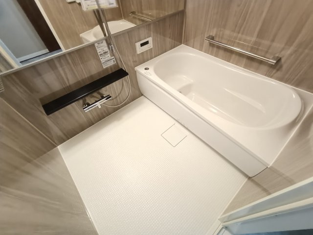 【浴室】　手すり付きで足を伸ばせるゆったりとした浴槽。家族みんなが安心して入浴できます。