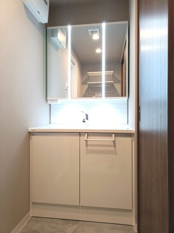 【独立洗面化粧台】　収納力と機能性に優れたお手入れラクラク三面鏡洗面化粧台です。朝の身支度もこれで快適です！