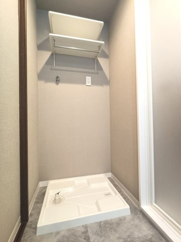 【室内洗濯機置き場】　上部に棚を備えた室内洗濯機置き場。洗剤などもまとめて置けて、家事もスムーズです。