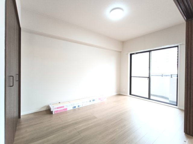【洋室約6.0帖】　バルコニーに面した明るい洋室。寝室や子ども部屋など多目的に使える心地よい空間です。