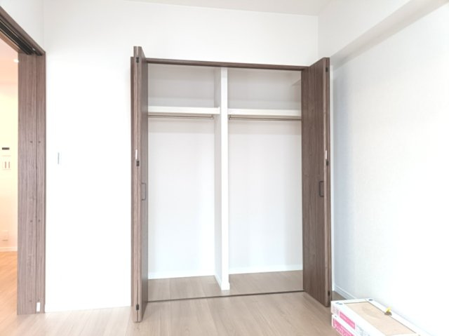 【洋室約6.0帖　収納】　中棚付きのクローゼットで衣類をたっぷり収納でき、お部屋をすっきりと使えます。
