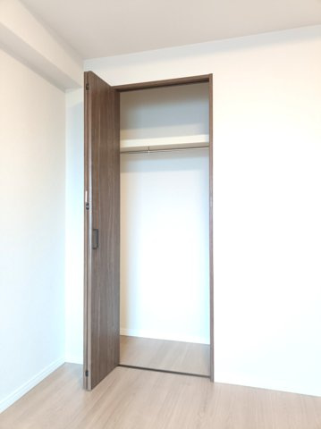 【洋室約5.9帖　収納】　扉付きのクローゼットで季節の衣類もしまいやすく、居室を広々と使えます。