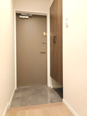 【玄関】　落ち着いた色合いでまとめられた玄関。帰宅時にほっとできる、清潔感のある空間です。